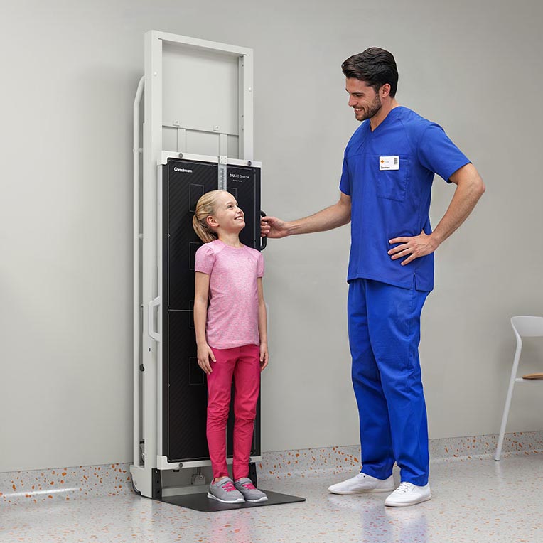 DRX-LC_V2_PIU_InRoom_01_Child_Scoliosis_APErect